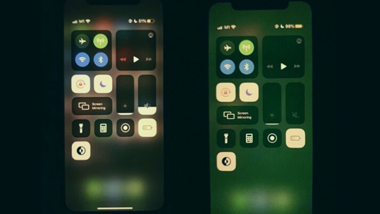 iPhone screen turns green